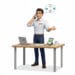 Technicien OKTO Solutions répondant à un appel de soutien à son bureau, ordinateur portable et tablette à portée de main
