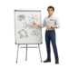 Technicien OKTO Solutions expliquant au tableau les usages de l'intelligence artificielle : cerveau, réseaux, robotique et infonuagique