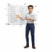 Technicien OKTO Solutions présentant un tableau blanc de tâches cochées, suivi de projet et de productivité