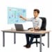Technicien OKTO Solutions pointant un tableau de bord stratégique et ses indicateurs de performance depuis son poste