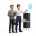 Technicien OKTO Solutions montrant le bouclier de protection activé à un client tenant une tablette d'alerte, devant une baie de serveurs