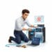 Technicien OKTO Solutions remettant un serveur en service à l'aide d'un câble réseau, diagnostic affiché sur son portable
