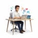 Technicien OKTO Solutions dépannant un client à distance, code de diagnostic affiché sur la tablette à côté de son portable