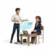 Consultant OKTO Solutions expliquant un schéma d'infonuagique (cloud) sur écran holographique à une cliente qui prend des notes