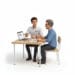 Conseiller OKTO Solutions commentant au stylet un diagramme circulaire sur un portable, rapports imprimés devant un client