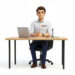 Un technicien OKTO souriant travaille à son bureau devant son portable ouvert